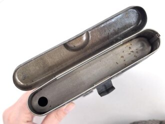 Reinigungsgerät für die Panzerbüchse 39 der Wehrmacht, Hersteller "cnx", Leere Dose, Originallack, leicht verzogen
