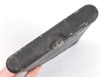 Reinigungsgerät für die Panzerbüchse 39 der Wehrmacht, Hersteller "cnx", Leere Dose, Originallack, leicht verzogen