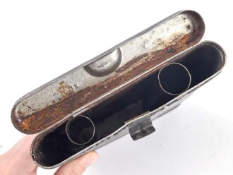 Reinigungsgerät für die Panzerbüchse 39 der Wehrmacht, Hersteller "cnx", Leere Dose, Originallack, leicht verzogen