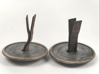 Kaiserreich , Paar Splintrosetten für Schuppenkette oder Lederkinnriemen, Durchmesser je 25mm, silbern