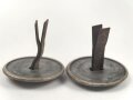 Kaiserreich , Paar Splintrosetten für Schuppenkette oder Lederkinnriemen, Durchmesser je 25mm, silbern