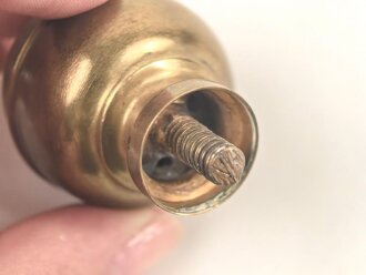 Kaiserreich, Teil einer  Pickelhaubenspitze für Artillerie, Messing, Gewindedurchmesser 5,5mm