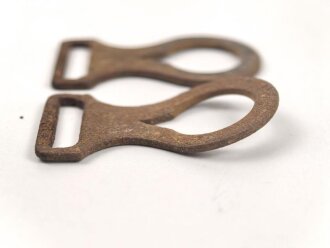 Beschlag für einen Kinnriemen an Knopf 91 für Pickelhaube, Eisen, Paar, verbogen