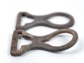 Beschlag für einen Kinnriemen an Knopf 91 für Pickelhaube, Eisen, Paar, verbogen