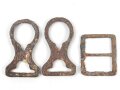 Satz Beschläge für einen Kinnriemen an Knopf 91 für Pickelhaube, Eisen, ein Schieber fehlt