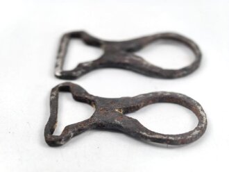 Beschlag für einen Kinnriemen an Knopf 91 für Pickelhaube, Eisen, Paar, verbogen
