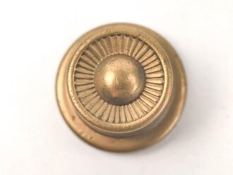 Teil eines Knopf 91 für eine Pickelhaube. Messing