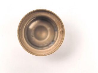 Teil eines Knopf 91 für eine Pickelhaube. Messing