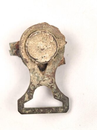 Knopf 91 für eine Pickelhaube. Messing, ungereinigter Bodenfund