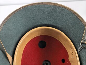Tropenhelm für Angehörige des Heeres. 2. Modell, im Schweißleder datiert 1942. Kopfgrösse 56. Variante mit braunem Rand