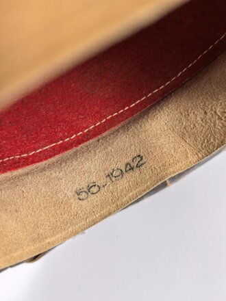 Tropenhelm für Angehörige des Heeres. 2. Modell, im Schweißleder datiert 1942. Kopfgrösse 56. Variante mit braunem Rand