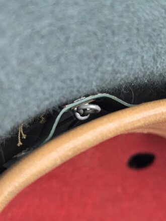 Tropenhelm für Angehörige des Heeres. 2. Modell, im Schweißleder datiert 1942. Kopfgrösse 56. Variante mit braunem Rand