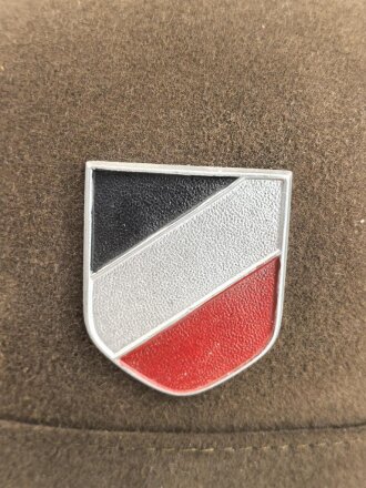 Tropenhelm für Angehörige des Heeres. 2. Modell, im Schweißleder datiert 1942. Kopfgrösse 56. Variante mit braunem Rand