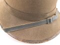 Tropenhelm für Angehörige des Heeres. 2. Modell, im Schweißleder datiert 1942. Kopfgrösse 56. Variante mit braunem Rand