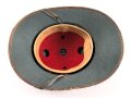 Tropenhelm für Angehörige des Heeres. 2. Modell, im Schweißleder datiert 1942. Kopfgrösse 56. Variante mit braunem Rand
