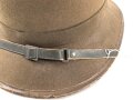 Tropenhelm für Angehörige des Heeres. 2. Modell, im Schweißleder datiert 1942. Kopfgrösse 56. Variante mit braunem Rand