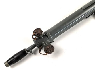 1.Weltkrieg Grabenperiskop von Goerz Berlin. Klare Durchsicht, Verstellung einwandfrei, mit dem zugehörigen Regenschutzdeckel. Gesamtlänge 75cm. Der abschraubbare Griff leicht beschädigt, sonst in aussergewöhnlich gutem Zustand