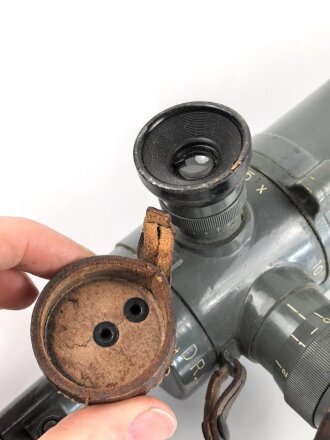 1.Weltkrieg Grabenperiskop von Goerz Berlin. Klare Durchsicht, Verstellung einwandfrei, mit dem zugehörigen Regenschutzdeckel. Gesamtlänge 75cm. Der abschraubbare Griff leicht beschädigt, sonst in aussergewöhnlich gutem Zustand