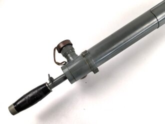 1.Weltkrieg Grabenperiskop von Goerz Berlin. Klare Durchsicht, Verstellung einwandfrei, mit dem zugehörigen Regenschutzdeckel. Gesamtlänge 75cm. Der abschraubbare Griff leicht beschädigt, sonst in aussergewöhnlich gutem Zustand