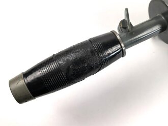 1.Weltkrieg Grabenperiskop von Goerz Berlin. Klare Durchsicht, Verstellung einwandfrei, mit dem zugehörigen Regenschutzdeckel. Gesamtlänge 75cm. Der abschraubbare Griff leicht beschädigt, sonst in aussergewöhnlich gutem Zustand