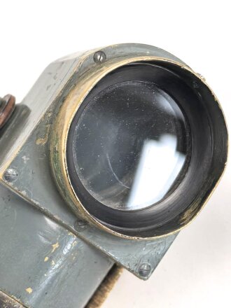 1.Weltkrieg Grabenperiskop von Goerz Berlin. Klare Durchsicht, Verstellung einwandfrei, mit dem zugehörigen Regenschutzdeckel. Gesamtlänge 75cm. Der abschraubbare Griff leicht beschädigt, sonst in aussergewöhnlich gutem Zustand