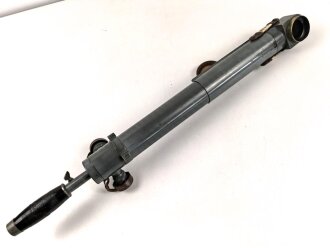 1.Weltkrieg Grabenperiskop von Goerz Berlin. Klare Durchsicht, Verstellung einwandfrei, mit dem zugehörigen Regenschutzdeckel. Gesamtlänge 75cm. Der abschraubbare Griff leicht beschädigt, sonst in aussergewöhnlich gutem Zustand