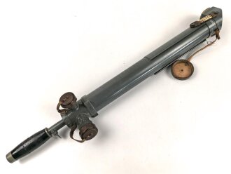 1.Weltkrieg Grabenperiskop von Goerz Berlin. Klare Durchsicht, Verstellung einwandfrei, mit dem zugehörigen Regenschutzdeckel. Gesamtlänge 75cm. Der abschraubbare Griff leicht beschädigt, sonst in aussergewöhnlich gutem Zustand