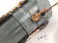 1.Weltkrieg Grabenperiskop von Goerz Berlin. Klare Durchsicht, Verstellung einwandfrei, mit dem zugehörigen Regenschutzdeckel. Gesamtlänge 75cm. Der abschraubbare Griff leicht beschädigt, sonst in aussergewöhnlich gutem Zustand
