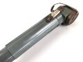 1.Weltkrieg Grabenperiskop von Goerz Berlin. Klare Durchsicht, Verstellung einwandfrei, mit dem zugehörigen Regenschutzdeckel. Gesamtlänge 75cm. Der abschraubbare Griff leicht beschädigt, sonst in aussergewöhnlich gutem Zustand