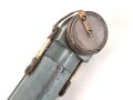 1.Weltkrieg Grabenperiskop von Goerz Berlin. Klare Durchsicht, Verstellung einwandfrei, mit dem zugehörigen Regenschutzdeckel. Gesamtlänge 75cm. Der abschraubbare Griff leicht beschädigt, sonst in aussergewöhnlich gutem Zustand