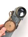 1.Weltkrieg Grabenperiskop von Goerz Berlin. Klare Durchsicht, Verstellung einwandfrei, mit dem zugehörigen Regenschutzdeckel. Gesamtlänge 75cm. Der abschraubbare Griff leicht beschädigt, sonst in aussergewöhnlich gutem Zustand