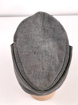 Luftwaffe, Feldmütze für Mannschaften Modell 1943. Späte Ausführung mit einem Knopf. Getragenes Stück in gutem Gesamtzustand, die Effekten original, aber neuzeitlich ergänzt.