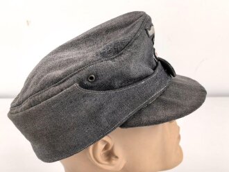 Luftwaffe, Feldmütze für Mannschaften Modell 1943. Späte Ausführung mit einem Knopf. Getragenes Stück in gutem Gesamtzustand, die Effekten original, aber neuzeitlich ergänzt.