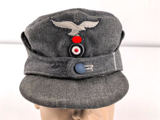Luftwaffe, Feldmütze für Mannschaften Modell 1943. Späte Ausführung mit einem Knopf. Getragenes Stück in gutem Gesamtzustand, die Effekten original, aber neuzeitlich ergänzt.