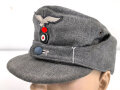 Luftwaffe, Feldmütze für Mannschaften Modell 1943. Späte Ausführung mit einem Knopf. Getragenes Stück in gutem Gesamtzustand, die Effekten original, aber neuzeitlich ergänzt.