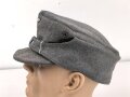 Luftwaffe, Feldmütze für Mannschaften Modell 1943. Späte Ausführung mit einem Knopf. Getragenes Stück in gutem Gesamtzustand, die Effekten original, aber neuzeitlich ergänzt.