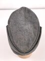 Luftwaffe, Feldmütze für Mannschaften Modell 1943. Späte Ausführung mit einem Knopf. Getragenes Stück in gutem Gesamtzustand, die Effekten original, aber neuzeitlich ergänzt.