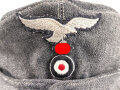Luftwaffe, Feldmütze für Mannschaften Modell 1943. Späte Ausführung mit einem Knopf. Getragenes Stück in gutem Gesamtzustand, die Effekten original, aber neuzeitlich ergänzt.