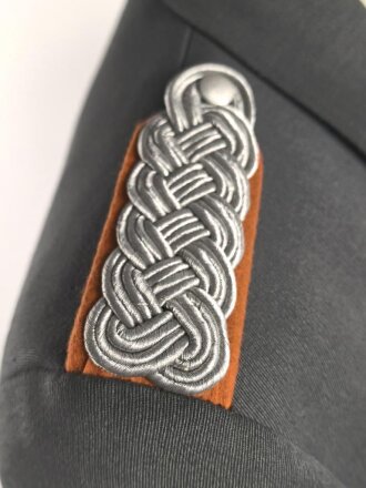 Luftwaffe, Waffenrock für einen Major Luftnachrichten. Eigentumstück in gutem Gesamtzustand, die Effekten originalvernäht, Schneideretikett von 1941