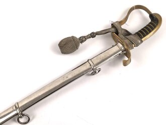 Bayern, Säbel für Offiziere der Infanterie. Beidseitig geätzt Klinge mit Motto " In treue fest" . Klingenrücken mit Vertriebslogo " Ernst Dietze Augsburg" Ungereinigtes Stück in gutem Gesamtzustand, mit anhängendem Portepee