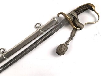 Bayern, Säbel für Offiziere der Infanterie. Beidseitig geätzt Klinge mit Motto " In treue fest" . Klingenrücken mit Vertriebslogo " Ernst Dietze Augsburg" Ungereinigtes Stück in gutem Gesamtzustand, mit anhängendem Portepee