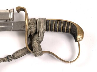 Bayern, Säbel für Offiziere der Infanterie. Beidseitig geätzt Klinge mit Motto " In treue fest" . Klingenrücken mit Vertriebslogo " Ernst Dietze Augsburg" Ungereinigtes Stück in gutem Gesamtzustand, mit anhängendem Portepee