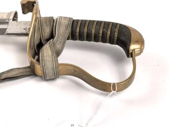 Bayern, Säbel für Offiziere der Infanterie. Beidseitig geätzt Klinge mit Motto " In treue fest" . Klingenrücken mit Vertriebslogo " Ernst Dietze Augsburg" Ungereinigtes Stück in gutem Gesamtzustand, mit anhängendem Portepee