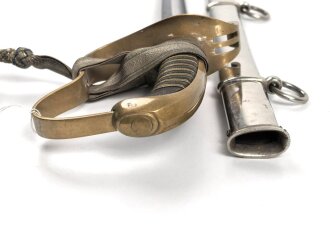 Bayern, Säbel für Offiziere der Infanterie. Beidseitig geätzt Klinge mit Motto " In treue fest" . Klingenrücken mit Vertriebslogo " Ernst Dietze Augsburg" Ungereinigtes Stück in gutem Gesamtzustand, mit anhängendem Portepee