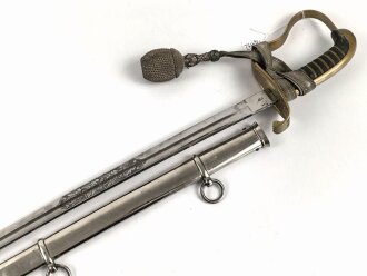Bayern, Säbel für Offiziere der Infanterie. Beidseitig geätzt Klinge mit Motto " In treue fest" . Klingenrücken mit Vertriebslogo " Ernst Dietze Augsburg" Ungereinigtes Stück in gutem Gesamtzustand, mit anhängendem Portepee