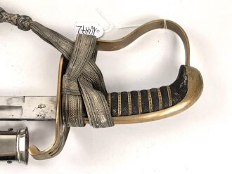 Bayern, Säbel für Offiziere der Infanterie. Beidseitig geätzt Klinge mit Motto " In treue fest" . Klingenrücken mit Vertriebslogo " Ernst Dietze Augsburg" Ungereinigtes Stück in gutem Gesamtzustand, mit anhängendem Portepee