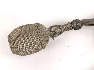 Bayern, Säbel für Offiziere der Infanterie. Beidseitig geätzt Klinge mit Motto " In treue fest" . Klingenrücken mit Vertriebslogo " Ernst Dietze Augsburg" Ungereinigtes Stück in gutem Gesamtzustand, mit anhängendem Portepee