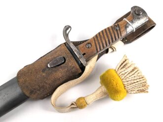 1.Weltkrieg, Seitengewehr Modell 1898/05 alter Art in Stahlblechscheide. Preussische Abnahme von 1915, im Koppelschuh mit Troddel. Guter Gesamtzustand