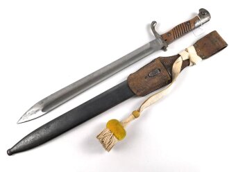 1.Weltkrieg, Seitengewehr Modell 1898/05 alter Art in Stahlblechscheide. Preussische Abnahme von 1915, im Koppelschuh mit Troddel. Guter Gesamtzustand