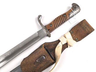 1.Weltkrieg, Seitengewehr Modell 1898/05 alter Art in Stahlblechscheide. Preussische Abnahme von 1915, im Koppelschuh mit Troddel. Guter Gesamtzustand